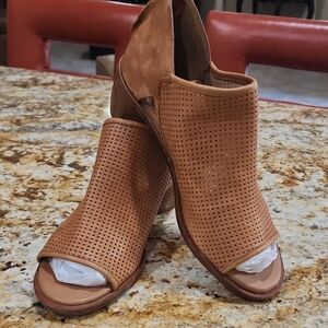 Sofft Carleigh Peep Toe Shootie In Luggage Size 10